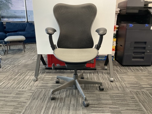 [6747] Mirra Chair