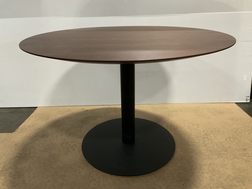 [6748] Quiet Round Table